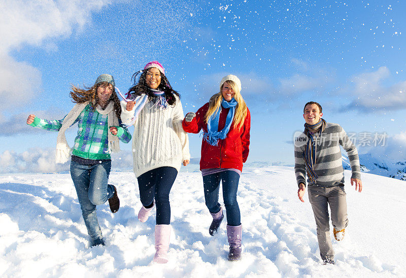 Group of Young People enjoying Winter重复图片